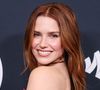 L'actrice témoigne depuis 2017
Sophia Bush n'a quitté la série qu’en avril 2017, quelques mois avant le début du mouvement #MeToo. En octobre 2017, l’un des dirigeants lui téléphone afin de s’excuser "pour ce qu’ils avaient fait et omis de faire", raconte-t-elle. Il lui précise en même temps avoir conscience que les responsables s'en sont sortis "indemnes".
Au moment des faits, entre 2014 et 2017, l'actrice a incarné le personnage d’Erin Lindsay dans la série Chicago Police Department, diffusée sur NBC. Sophia Bush avait déjà évoqué le harcèlement qu'elle a vécu sur cette série, en 2023 dans le podcast Drama Queen, en 2018 dans le podcast de l'acteur Dax Shepard, et en 2017 dans Unstyled. Elle dénonçait déjà un climat toxique, un manque de soutien de l’équipe et des pratiques inquiétantes. "J'ai dû me respecter dans une situation où je ne me sentais pas respectée", affirmait-elle dans le podcast. Avec ses co-stars, Bethany Joy et Hilarie Burton, Sophia Bush a également de nombreuses fois dénoncé le harcèlement de Mark Schwahn, le créateur des Frères Scott.
