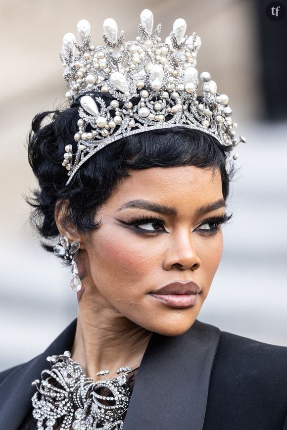 Après avoir décroché une nomination aux Oscars pour son rôle dans One Battle After Another, l’actrice américaine a traversé l’Atlantique pour assister aux défilés de haute-couture printemps-été 2026 à Paris, et notamment lors de celui organisé par Schiaparelli, où elle a fait sensation dans une tenue plus qu’époustouflante.