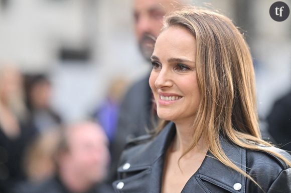 Plus consternant encore, des gifs montrant le dégoût ainsi que des commentaires déplacés faisant référence à la poitrine de Natalie Portman, la comparant à “des pancakes” ou sous-entendant qu’elle est une fille facile : “Elle est le rêve de tout charpentier, plate et facile à percer…”.