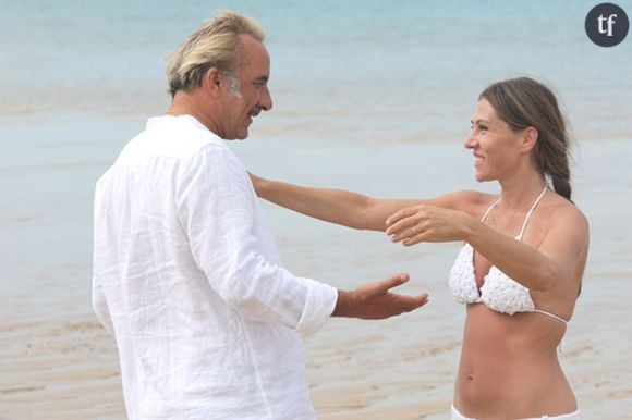 C’est en tout cas ce qui émane de la réception d’une fameuse séquence de Camping, dont elle évoque enfin les conséquences. Rappelez-vous. Dans cette scène, la comédienne prend son mari en flagrant délit d’adultère (par textos) et décide de s’en séparer… Temporairement. Lui montrant ses fesses, elle lui décoche “Déjà que tu les voyais pas beaucoup, là tu verras plus du tout !”, assénant son assertion d’une claque sonore. Une scène pour le moins remarquée, pour son caractère… Extravagant.