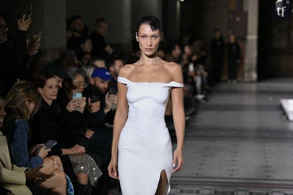 Mannequin iconique des nouvelles générations, Bella Hadid est victime d'une forme bien pernicieuse de body shaming depuis sa dernière apparition. Une violence que bien des models connaissent hélas. Florilège de commentaires inappropriés du côté des réseaux sociaux, ceux des médias people Just Jared et TMZ : "Elle a vraiment besoin d'un sandwich", "Elle n'a que la peau sur les os", "Elle n'a clairement pas l'air en bonne santé"...