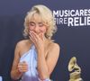 Trop libre dans son corps, ses looks, sa sexualité et son art, Sabrina Carpenter éveille constamment la misogynie des internautes. Car oui, Sabrina Carpenter s'assume et n'hésite pas à utiliser l'autodérision pour parler de son physique ou de certains complexes qu'elle a appris à apprivoiser, à l'instar de sa petite taille. Et ce ne sont pas les moqueries de quelques internautes cachés derrière leur écran qui devraient égratigner la confiance en soi de la chanteuse qui déclare lors de ses shows : "J'ai une personnalité, mais pas de seins".

Lors d'une interview donnée au TIME Magazine, la star avait déclaré au sujet des critiques qu'elle peut lire : "Quelqu'un m'a dit ceci, chaque fois que je m'énervais ou que j'avais l'impression d'être la seule à être critiquée pour quelque chose que d'autres personnes sont capables de faire apparemment si librement : c'est moi qui vois toutes les choses négatives à mon sujet. Mes amis ne le voient pas".