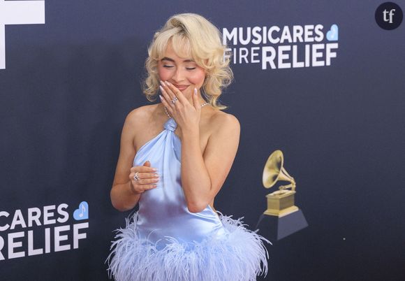 Trop libre dans son corps, ses looks, sa sexualité et son art, Sabrina Carpenter éveille constamment la misogynie des internautes. Car oui, Sabrina Carpenter s'assume et n'hésite pas à utiliser l'autodérision pour parler de son physique ou de certains complexes qu'elle a appris à apprivoiser, à l'instar de sa petite taille. Et ce ne sont pas les moqueries de quelques internautes cachés derrière leur écran qui devraient égratigner la confiance en soi de la chanteuse qui déclare lors de ses shows : "J'ai une personnalité, mais pas de seins".
Lors d'une interview donnée au TIME Magazine, la star avait déclaré au sujet des critiques qu'elle peut lire : "Quelqu'un m'a dit ceci, chaque fois que je m'énervais ou que j'avais l'impression d'être la seule à être critiquée pour quelque chose que d'autres personnes sont capables de faire apparemment si librement : c'est moi qui vois toutes les choses négatives à mon sujet. Mes amis ne le voient pas".
