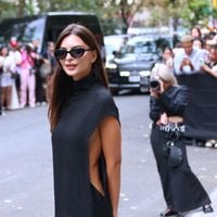 "Une beauté extraordinaire" : Emrata pose nue sous sa veste de costume, les internautes sont sidérés