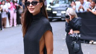 "Une beauté extraordinaire" : Emrata pose nue sous sa veste de costume, les internautes sont sidérés