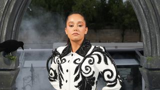 "Pourquoi elle est là ?" : la présence de Lena Situations à l'avant-première de la saison 2 de Mercredi suscite la critique