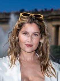 "La reine" ; Laetitia Casta "sexy et épanouie" en bas dentelle à 47 ans défie l'âgisme et le règne de la maigreur