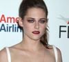 Plus encore,  la comédienne, qui s'affiche aux côtés de sa compagne car Kristen Stewart est "surtout connue comme brune". C'est son "chignon artistiquement désordonné" qui détonne, comme un teasing de son prochain film, Love Me, qui sortira en salles le 31 janvier...