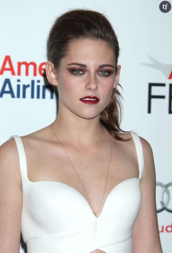 Plus encore,  la comédienne, qui s'affiche aux côtés de sa compagne car Kristen Stewart est "surtout connue comme brune". C'est son "chignon artistiquement désordonné" qui détonne, comme un teasing de son prochain film, Love Me, qui sortira en salles le 31 janvier...