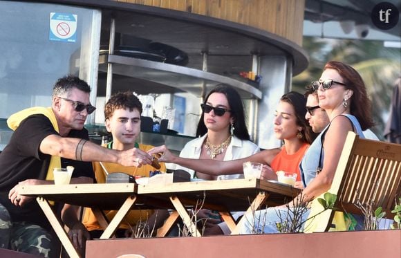 “Trop hot pour cette planète” : Dua Lipa en micro-bikini et abdos sculptés, Instagram explose