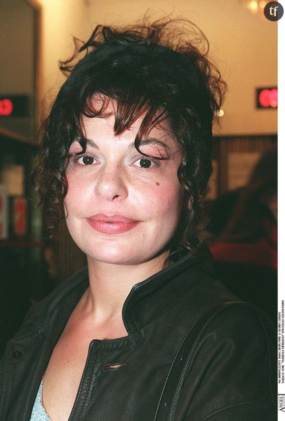 Sur les ondes d'Europe 1, elle persiste et signe : "Personne n'a jamais eu les clefs de chez moi. J'ai jamais vécu avec quelqu'un...."