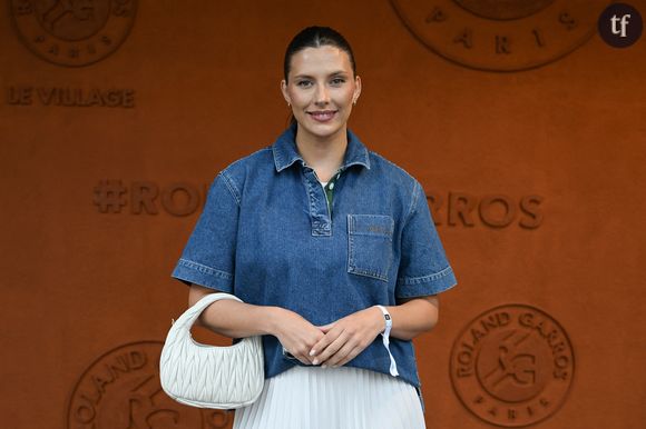 Camille Cerf ne garde pas que des bons souvenirs de ses années dans le mannequinat. La Miss France 2015 est revenue sur la pression de la minceur subie dans sa carrière. Au point qu'aujourd'hui elle ne souhaite plus participer à la Fashion Week. 

Camille Cerf : pourquoi elle ne veut plus participer à la Fashion Week

Avant d'être sacrée Miss France, Camille Cerf a été mannequin. Finaliste du concours Elite Model Look à 15 ans, elle a par la suite intégré l'agence renommée dans le monde entier. Une expérience dont elle ne garde pas que des bons souvenirs comme elle le raconte au cours d'une interview accordée au média On Time. "Je me trouvais grosse parce qu'on m'avait mis dans la tête que j'étais trop grosse, qu'il fallait que je fasse 89 de tour de hanches alors qu'en fait je faisais 91. En vrai, deux centimètres ça paraît rien mais quand on met une tenue on se sent serrée", confie-t-elle. L'ancienne reine de beauté raconte qu'on lui a également demander de porter des chaussures taille 38 alors qu'elle chausse du 40.