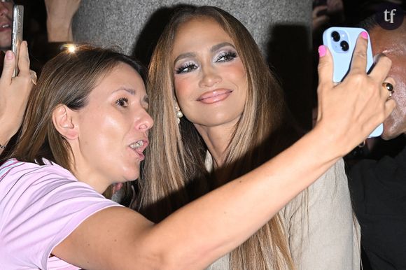 Jennifer Lopez a rencontré des fans après son concert à Varsovie, en Pologne, le 25 juillet 2025. Phoyo by Splash News/ABACAPRESS.COM