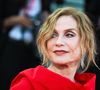 Huppert y excelle comme à son habitude, dans le rôle, totalement véridique, de Marie-Louise Giraud, l'une des dernières femmes guillotinées en France. Qui avait comme "gagne-pain" cette aide qu'elle offrait aux citoyennes forcées à la clandestinité.