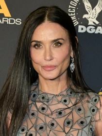 "Robe décolletée flamboyante": Demi Moore dévoile les dessous de l'une de ses tenues les plus sulfureuses