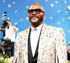 C'est TMZ, essentiel très controversé de la culture gossips, qui relaie l'info. Et les aficionados, en nombre, de Tyler Perry, n'hésitent pas à sombrer dans le déni, la négation voire le victim blaming, auréolé de parfum de "chasse aux sorcières" : "Je n'y crois pas", "C'est impossible", "Pas lui !", "Ils s'en prennent à lui depuis si longtemps", "Je ne crois pas en la victime si elle existe", "Il a trop de haters", "Laissez le tranquille", lit-on.