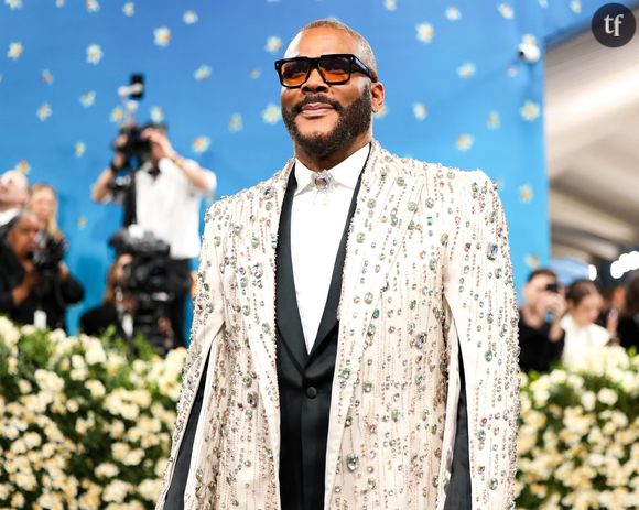C'est TMZ, essentiel très controversé de la culture gossips, qui relaie l'info. Et les aficionados, en nombre, de Tyler Perry, n'hésitent pas à sombrer dans le déni, la négation voire le victim blaming, auréolé de parfum de "chasse aux sorcières" : "Je n'y crois pas", "C'est impossible", "Pas lui !", "Ils s'en prennent à lui depuis si longtemps", "Je ne crois pas en la victime si elle existe", "Il a trop de haters", "Laissez le tranquille", lit-on.