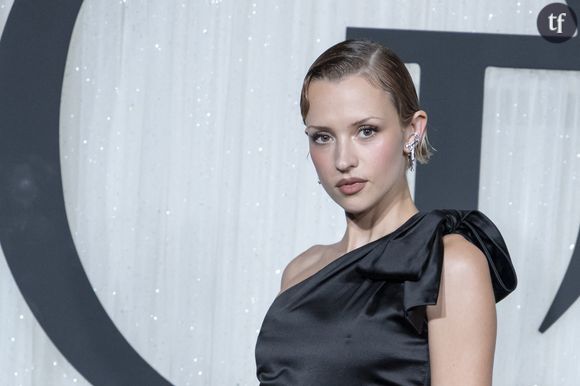 Elle sera ta reine ce soir. En tout cas, celle de ses millions de fans : à l'Opéra de Paris, Angèle est apparue plus élégante que jamais, dans une tenue de gala très diva.