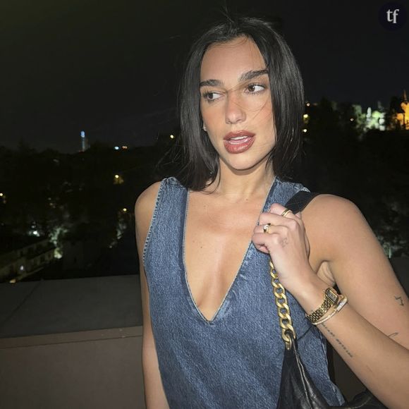 L'adepte de la nostalgie futuriste, Dua Lipa, a effectivement connu une époque... Blonde. Teinture qui lui avait d'ailleurs value pas moins de huit heures de préparation. Résultat ? Des photos, il est vrai, mémorables - vous les retrouvez ci-dessous - mais surtout... Un énorme regret au final, pour la célébrité.