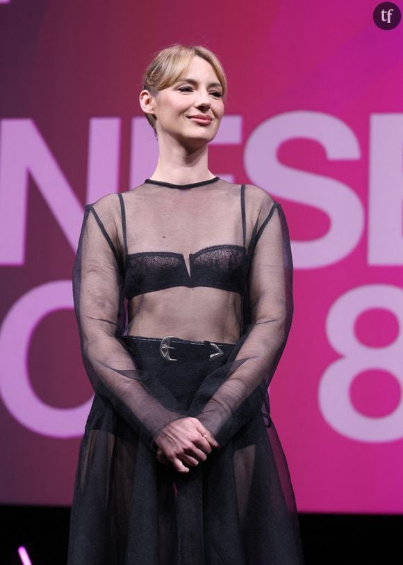 ELLE en tout cas se questionne : "Trop visible, le corps féminin ? À quelques heures du coup d’envoi du Festival de Cannes, le nouveau code vestimentaire du tapis rouge fait grand bruit : la nudité y est désormais interdite. Mais que recouvre ce mot, au juste ? La question se pose à l’heure du franc succès de la robe transparente (elle est ressortie grande gagnante de l’édition de 2024), habit qui dévoile tout, y compris (surtout ?) les parties du corps d’ordinaire pudiquement cachées"