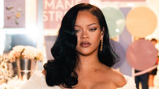 "Un corps de rêve" : enceinte, Rihanna, enflamme Internet en dévoilant son fessier en tanga