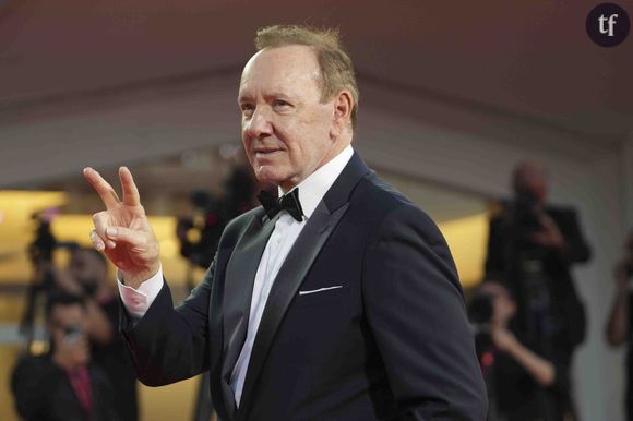 KEVIN SPACEY, accusé de viols, accuse #MeToo et les "fausses accusations" d'avoir détruit sa carrière. Quelques mois après avoir reçu un prix prestigieux à Cannes. La cancel culture l'a tant malmené qu'il serait SDF. Oui.