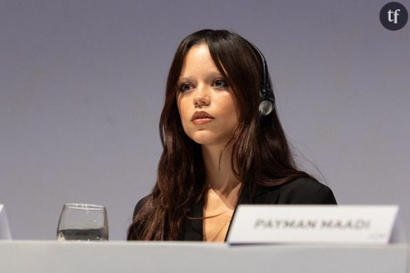 “Une déesse” : Jenna Ortega, queen du gothique, surprend avec un look angélique… Et c’est un sans-faute !