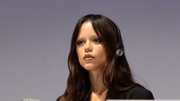 “Une déesse” : Jenna Ortega, queen du gothique, surprend avec un look angélique… Et c’est un sans-faute !