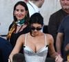 Ce vendredi 6 février, la starlette de téléréalité Kylie Jenner se filmait dans sa voiture en train de se maquiller, et par la même occasion faire la promotion de sa marque de maquillage, Kylie Cosmetics. On la voit dans sa voiture à l’arrêt, côté conducteur, en train de remettre successivement du crayon à lèvres, puis du gloss brillant, des produits tous issus du kit de sa propre griffe pour avoir des lèvres bien “glossy”.