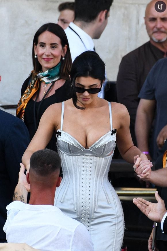 Ce vendredi 6 février, la starlette de téléréalité Kylie Jenner se filmait dans sa voiture en train de se maquiller, et par la même occasion faire la promotion de sa marque de maquillage, Kylie Cosmetics. On la voit dans sa voiture à l’arrêt, côté conducteur, en train de remettre successivement du crayon à lèvres, puis du gloss brillant, des produits tous issus du kit de sa propre griffe pour avoir des lèvres bien “glossy”.