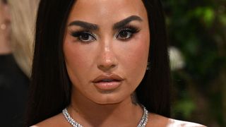 Cette popstar célèbre ses courbes en danseuse burlesque sur ces réjouissantes images body positive face au règne de l'ultra maigreur