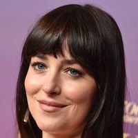 "Aucun homme ne la mérite" : Dakota Johnson sublime et glamour en robe maxi décolleté, elle rend fous les internautes