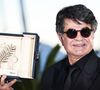 Une Palme d'or politique
Le jury de la 78e édition du Festival de Cannes a décerné sa Palme d'or au réalisateur iranien Jafar Panahi, de retour sur la Croisette après avoir été privé pendant quinze ans de son passeport par les autorités iraniennes. Son film Un simple accident met en scène la confrontation d’anciens détenus politiques qui retrouvent de manière fortuite leur bourreau, ainsi que le dilemme moral suscité par cette situation. Il succède à Anora de Sean Baker sacré en 2024.
En recevant sa Palme d'or, Jafar Panahi a appelé tous les Iraniens à "mettre tous leurs problèmes et différences de côtés". "Soyons unis, soyons ensemble pour vivre ce moment où plus personne n'osera nous dire comment on doit s'habiller, ce que l'on doit dire, ou ce que l'on doit faire", a-t-il ajouté.