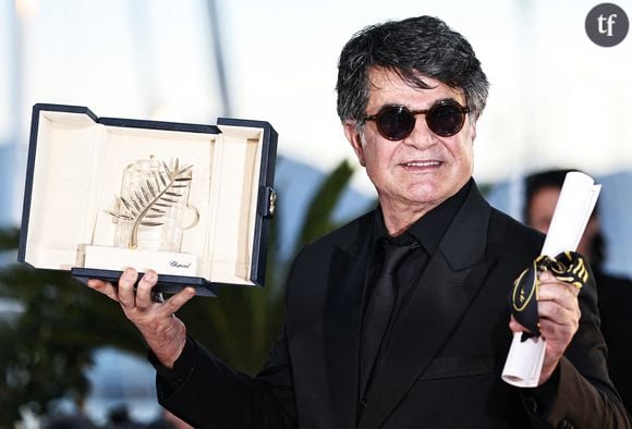 Une Palme d'or politique
Le jury de la 78e édition du Festival de Cannes a décerné sa Palme d'or au réalisateur iranien Jafar Panahi, de retour sur la Croisette après avoir été privé pendant quinze ans de son passeport par les autorités iraniennes. Son film Un simple accident met en scène la confrontation d’anciens détenus politiques qui retrouvent de manière fortuite leur bourreau, ainsi que le dilemme moral suscité par cette situation. Il succède à Anora de Sean Baker sacré en 2024.
En recevant sa Palme d'or, Jafar Panahi a appelé tous les Iraniens à "mettre tous leurs problèmes et différences de côtés". "Soyons unis, soyons ensemble pour vivre ce moment où plus personne n'osera nous dire comment on doit s'habiller, ce que l'on doit dire, ou ce que l'on doit faire", a-t-il ajouté.