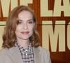 Sur les images, l'acteur tente d'embrasser l'actrice sur la bouche devant les photographes. La gêne d'Isabelle Huppert est flagrante.