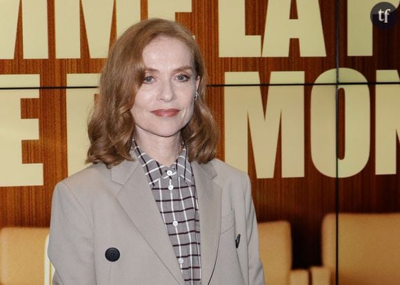 Sur les images, l'acteur tente d'embrasser l'actrice sur la bouche devant les photographes. La gêne d'Isabelle Huppert est flagrante.