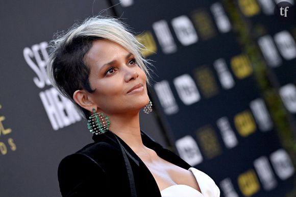 David Justice est honnête, et regrette, plus ou moins, ses attitudes passées. Et sa mentalité d'alors. Lorsqu'il se met en couple avec Halle Berry, idylle qui va durer de 1993 à 1997, le basketteur souhaite effectivement que son épouse se comporte... Comme sa propre mère. Oui oui. Et il a une vision très particulière de sa maternelle, vous allez voir. "J'étais un enfant à l'époque. Elle ne cuisinait pas, elle ne faisait pas le ménage, elle ne semblait pas très maternelle et nous avons commencé à nous disputer", confesse-t-il effectivement au sein du podcast de Matt Barnes, All the Smoke, l'espace d'un épisode très écouté, et très commenté.