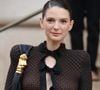 Qu'importe, les critiques déferlent : "Aucune élégance", "Ce n'est même pas la peine d'aller à un défile haute couture si c'est pour porter ça", "L'élégance n'existe plus dans la mode". On pressent par ces mots dédiés à Joséphine Japy là la virulence de celles et ceux qui goûtent difficilement aux nouvelles tendances venues accaparer la scène fashion, comme la naked dress, cette tenue toute en transparences dévoilant formes et sous vêtements.