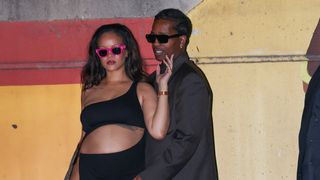 "La femme enceinte la plus sexy de tous les temps" : L'apparition de Rihanna dans une robe dénudée affole les internautes