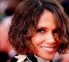 Le Festival de Cannes 2025 s’est ouvert ce mardi 13 mai. Pour cette 78ᵉ édition, les organisateurs ont renforcé le dress-code en interdisant désormais la nudité, comme les naked dress (robes transparentes) ou les robes trop fendues. Mais également les tenues à longues traînes, ou très volumineuses, pour des raisons pratiques, afin de faciliter la circulation des invités. Si l'actrice et membre du jury Halle Berry a révélé qu'elle avait été contrainte de changer de robe à la dernière minute pour la cérémonie d'ouverture afin de respecter le protocole, d'autres célébrités ont (déjà) bravé les nouvelles règles cannoises.