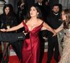 "Impressionnante et courageuse" : iconique en robe décolletée hyper glamour, le sex symbol Salma Hayek s'engage contre les violences faites aux femmes