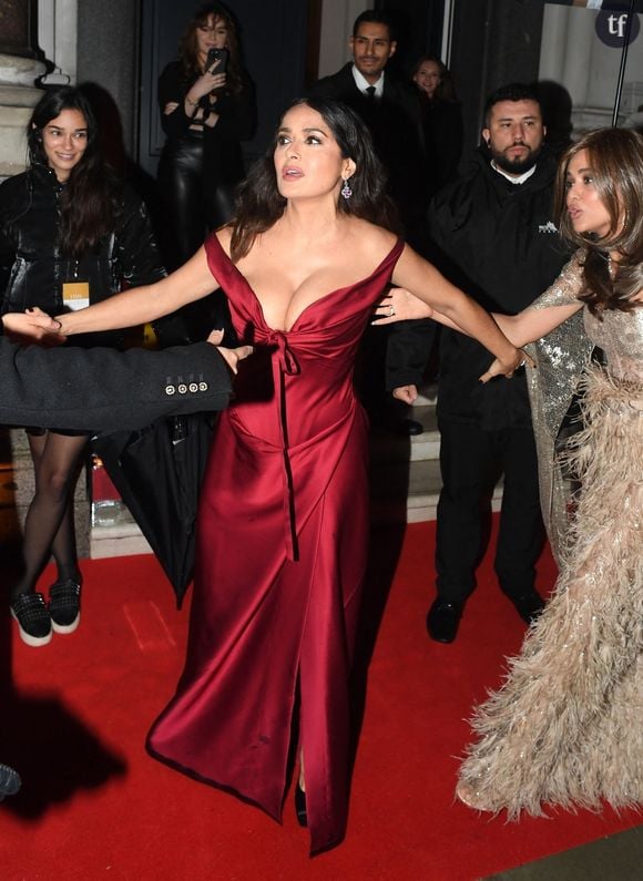 "Impressionnante et courageuse" : iconique en robe décolletée hyper glamour, le sex symbol Salma Hayek s'engage contre les violences faites aux femmes