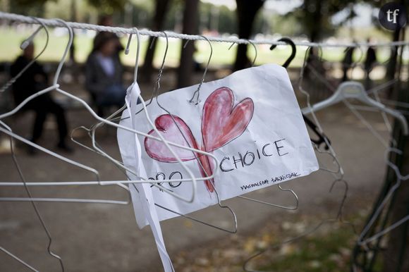 En Pologne cela fait quatre ans que le droit à l'avortement est quasi entièrement interdit, sauf en cas de viol, d'inceste, de menace pour la vie de la mère... Et encore. Des médecins n'hésitent pas à le bannir de leurs cabinets.&nbsp;