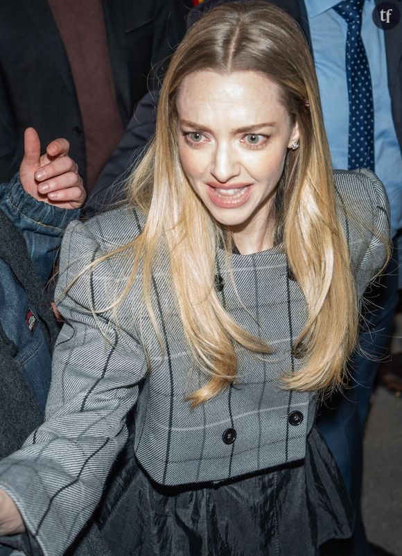 L’actrice géniale de Mean Girls et La femme de ménage (où elle n’a pas de mal à faire de l’ombre à sa controversée consoeur Sydney Sweeney, le sex symbol sulfureux) est presque méconnaissable dans l’un des grands évènements cinéma de cette nouvelle année : Le testament d’Ann Lee. Soit l’histoire de la religion Méthodiste, de sa genèse en Nouvelle-Angleterre à son enclin aux Etats-Unis, forcément très mouvementée, apogée entièrement dirigée par la Ann Lee du titre, une sorte de Jeanne d’Arc britannique assaillie par d’étranges visions transcendantes, habitée par une entité qui la dépasse (selon ses dires) et portant sa voix au gré d’adeptes particulièrement certains de voir en elle “l’élue”.