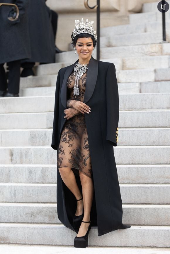 Sur les marches du Petit Palais, la jeune femme de 35 ans a opté pour rien de moins qu’une naked-dress ultra-sexy, une robe en dentelle florale dévoilant, sans montrer, sa silhouette scuplturale. Par dessus, Teyana Taylor portait un long manteau noir qui aurait traîné à même le sol si elle n’avait pas jeté son dévolu sur d’impressionnants escarpins à plateformes noirs.