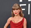 Taylor Swift parle-t-elle de Charli XCX dans Actually Romantic ?

Dans son titre "Actually Romantic", Taylor Swift explore la découverte d'une relation conflictuelle unilatérale. Lors d’une projection au cinéma accompagnant le nouvel album, la chanteuse a expliqué que le morceau est "une lettre d’amour à quelqu’un qui vous déteste", comme le souligne la BBC. Si la chanson ne désigne personne, plusieurs éléments laissent penser aux fans que la popstar parle de Charli XCX. “I heard you call me ‘Boring Barbie’ when the coke’s got you brave" ("Je t’ai entendue m’appeler « Barbie chiante » quand la coke te rendait courageuse") ferait référence à l'ambassadrice Brat qui a déjà évoqué dans ses propres morceaux sa consommation de cocaïne.
