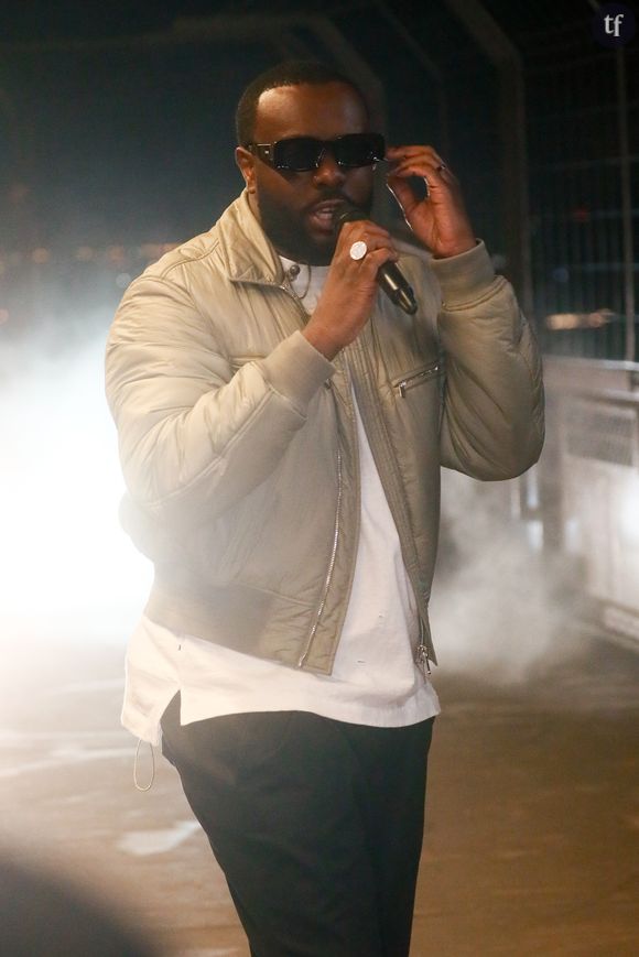 "J’te laisserai jamais t’en aller, ou que l’on soit dans n’importe quel multivers tu m’appartiens. Je t’aime", lit-on en guise d'épilogue. Des formulations que de nombreux internautes envisagent comme... Des menaces. Ou en tout cas, de sérieux motifs d'alarme quand il est question de vie conjugale.. Gims fait beaucoup réagir. Pour qui connaît les relations toxiques, l'équation entre signes d'amour "intenses" - exprimés en tant que tel en tout cas : "je t'aime", "t'es tellement belle" - et assertions beaucoup plus inquiétantes - "Je te laisserai jamais t'en aller", "tu m'appartiens" - n'augure rien d'idyllique.