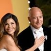 "Pathétique" : Jeff Bezos s'incruste sur la photo d'un groupe de sex symbols aux Oscars, les internautes se moquent de lui