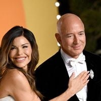 "Pathétique" : Jeff Bezos s'incruste sur la photo d'un groupe de sex symbols aux Oscars, les internautes se moquent de lui