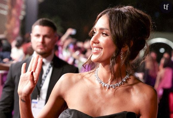 Ce sex symbol "sublime" en bikini à plus de 40 ans, elle sidère les internautes